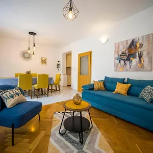 https://3-bedroom-apartment-antonio.hotels-in-trogir.com